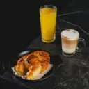Café + Dos Medialunas + Exprimido